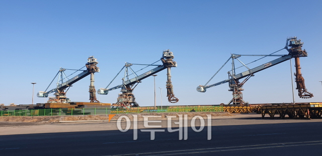 ▲벌크선에 실려온 철광석을 퍼나르는 현대제철 연속식 하역기 