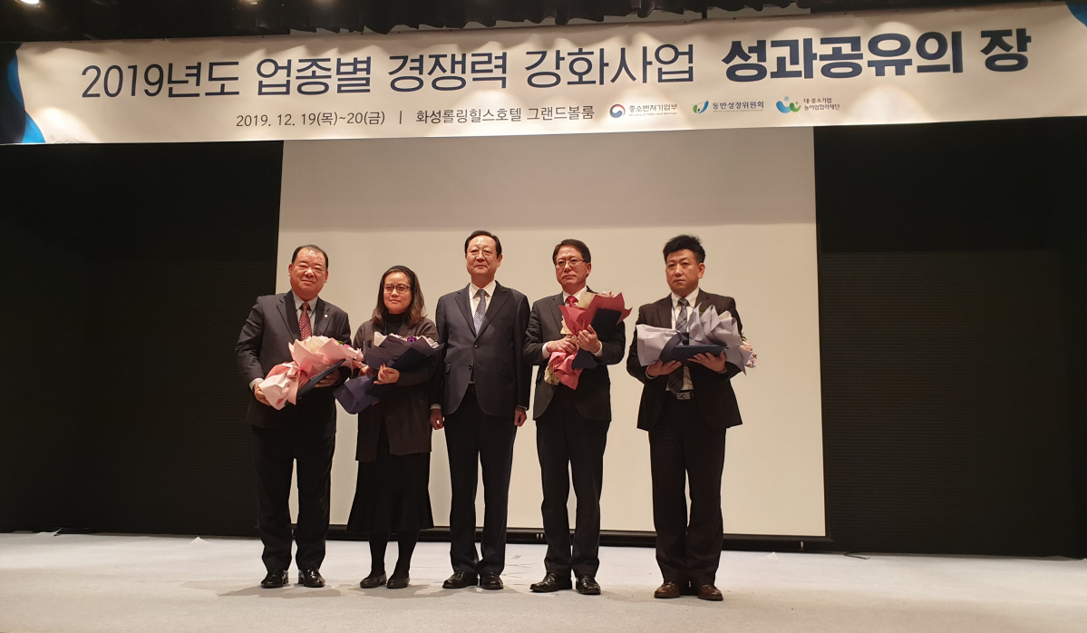 ▲ (좌측세번째부터) 권기홍 동반성장위원회 위원장 / 박재훈 한국레미콘공업협동조합연합회 전무이사﻿ (사진제공=중기중앙회)