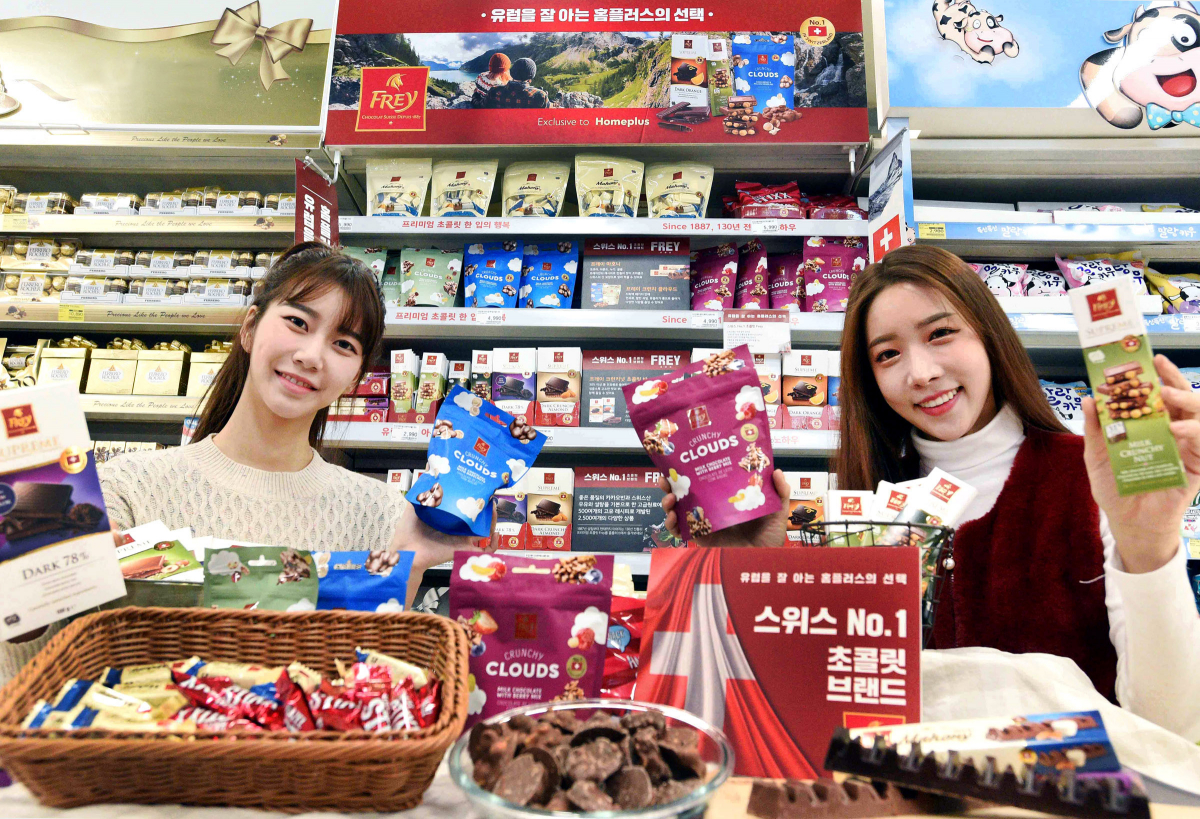 ▲모델들이 서울 등촌동 홈플러스 강서점에서 ‘프레이(FREY)’ 초콜릿들을 선보이고 있다. 홈플러스는 ‘초콜릿의 나라’ 스위스에서 판매 1위를 차지한 프리미엄 초콜릿 브랜드 ‘프레이’의 초콜릿 14종을 전국 138개 점포에서 단독 판매한다. (사진제공=홈플러스)