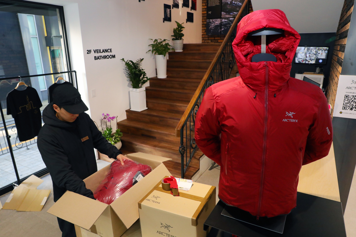 ▲이재용 삼성전자 부회장이 아크테릭스 ‘아이어비 AR파카'를 입어 화제가 된 20일 오후 서울 강남구 아크테릭스 플래그십스토어강남점에서 직원들이 해당 제품을 택배로 보내기 위해 포장하고 있다. (뉴시스)