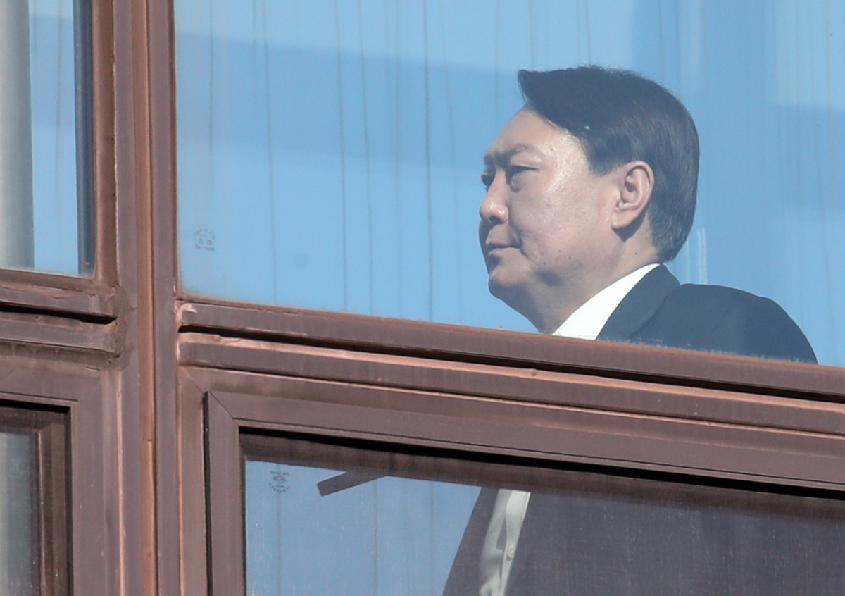 ▲윤석열 검찰총장이 20일 서울 서초구 대검찰청에서 구내식당으로 이동하고 있다. (연합뉴스)