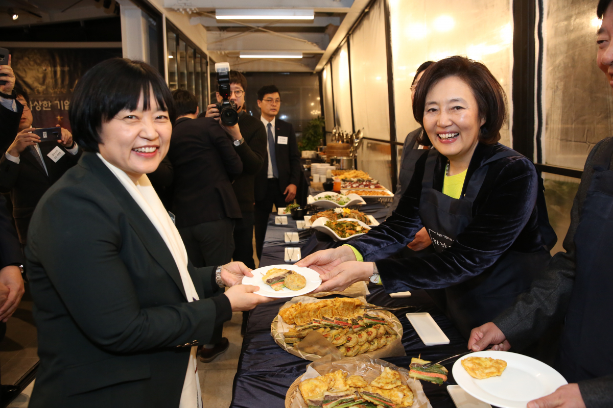 ▲지난 20일 서울 강남구 646테라스에서 개최된 자상한 기업의 밤에서 박영선 중소벤처기업부 장관이 한성숙 네이버 대표이사에게 모듬전을 서빙해주고 있다.