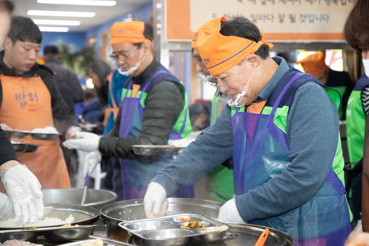 ▲풀무원 이효율 총괄CEO가 20일 서울 동대문구 청량리 밥퍼나눔운동본부에서 임직원들과 함께 2000인분의 밥과 국, 반찬을 만들고 손수 배식하고 있다. (사진제공=풀무원)