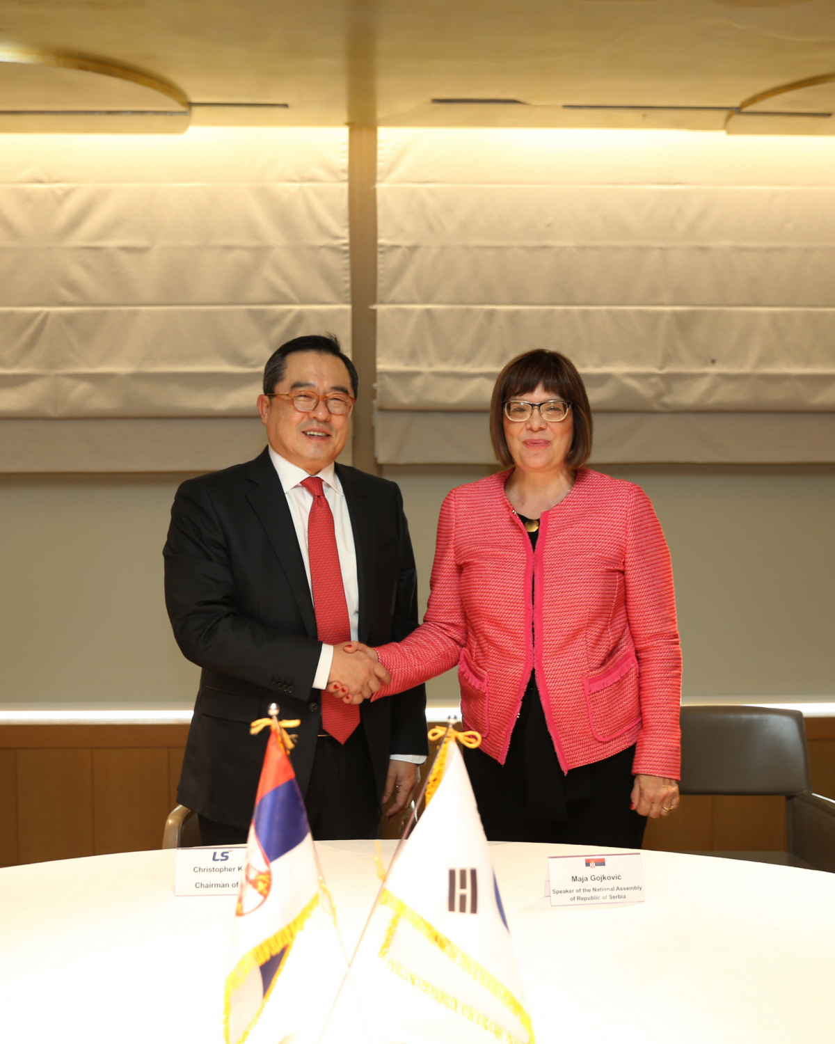 ▲구자열 LS그룹 회장(왼쪽)과 마야 고이코비치 세르비아 국회의장이 서울의 한 식당에서 만나 LS-세르비아 간 사업 협력을 위한 접견을 가졌다. (사진제공=LS)