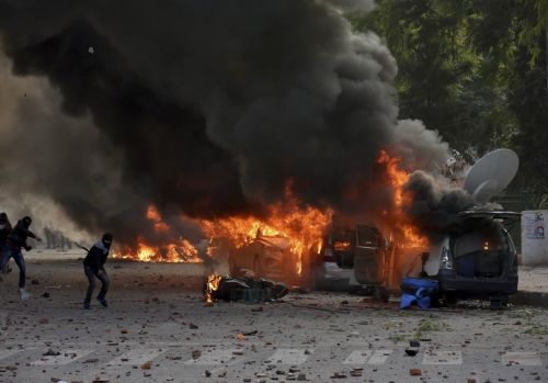 ▲19일(현지시간) 인도 북부 우타르프라데시주 러크나우에서 벌어진 반정부 시위로 방송용 차량들이 불길에 휩싸였다. 러크나우/AP뉴시스
