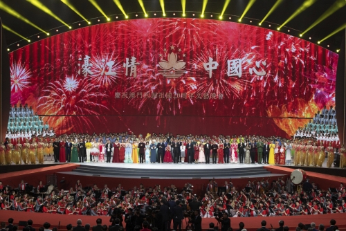 ▲시진핑(가운데) 중국 국가주석이 19일(현지시간) 마카오에서 열린 주권 반환 20주년 기념 공연에 참석해 공연자들과 함께 노래를 부르며 마지막을 장식하고 있다. 마카오/AP뉴시스
