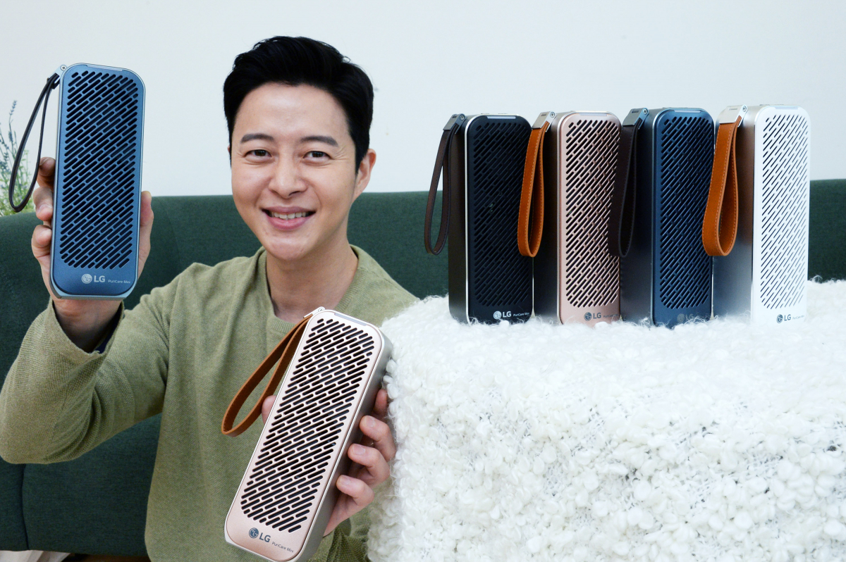 ▲LG전자가 휴대용 공기청정기 'LG 퓨리케어 미니 공기청정기'에 새로운 색상인 로즈골드와 다크블루를 추가해 이번 주말부터 판매를 시작한다.  (사진제공=LG전자)