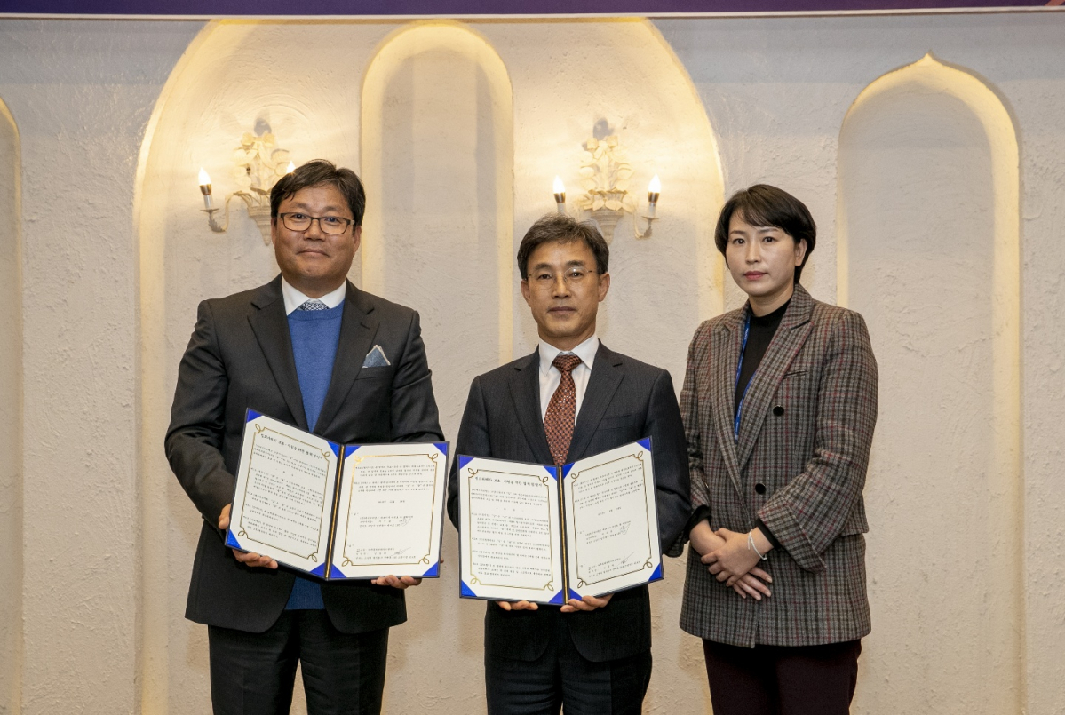 ▲ADT캡스가 19일고양파주지역범죄피해자지원센터와 범죄 피해자 보호를 위한 업무협약을 체결했다. (왼쪽부터)고양∙파주지역범죄피해자지원센터 김상래 이사장, ADT캡스 우성윤 고양지사장, ADT캡스 이용주 경호 팀장. (ADT캡스 제공)