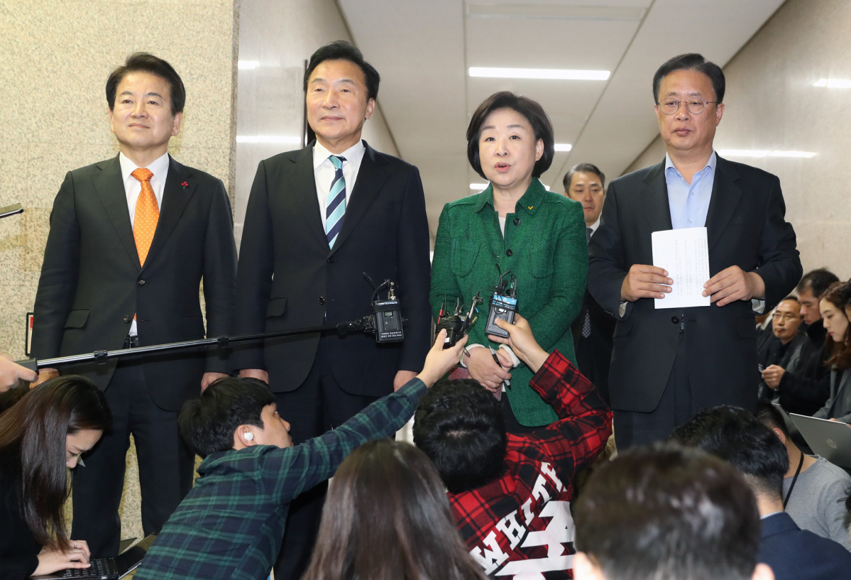 ▲(왼쪽부터 순서대로) 정동영 민주평화당 대표, 손학규 바른미래당 대표, 심상정 정의당 대표, 유성엽 대안신당 창당준비위원장이 23일 오전 서울 여의도 국회에서 석패율제 포기, 선거법 일괄상정 등 합의안을 발표한 뒤 입장를 밝히고 있다. (연합뉴스)