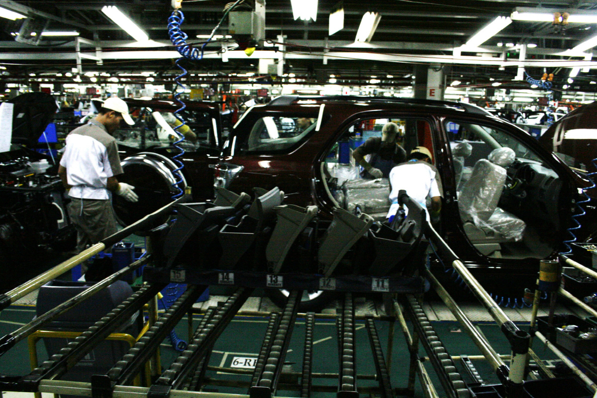 ▲도요타의 인도네시아 자카르타 공장에서 근로자들이 차량을 조립하고 있다. 자카르타/신화뉴시스
