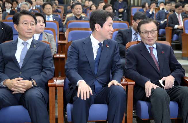 ▲<YONHAP PHOTO-2146> 웃음 찾은 민주당 지도부    (서울=연합뉴스) 안정원 기자 = 더불어민주당 이해찬 대표(오른쪽)와 이인영 원내대표(오른쪽 두번째)가 23일 여야 4+1 협의체 선거법 합의 이후 국회에서 열린 의원총회에 참석, 대화하고 있다. 2019.12.23    jeong@yna.co.kr/2019-12-23 14:33:21/<저작권자 ⓒ 1980-2019 ㈜연합뉴스. 무단 전재 재배포 금지.>