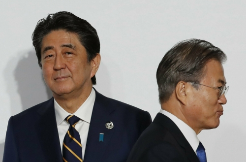▲아베 신조(왼쪽) 일본 총리와 문재인 대통령이 일본 오사카에서 지난 6월 열린 주요 20개국 정상회의에서 만나 스쳐 지나가고 있다. 오사카/AP연합뉴스 
