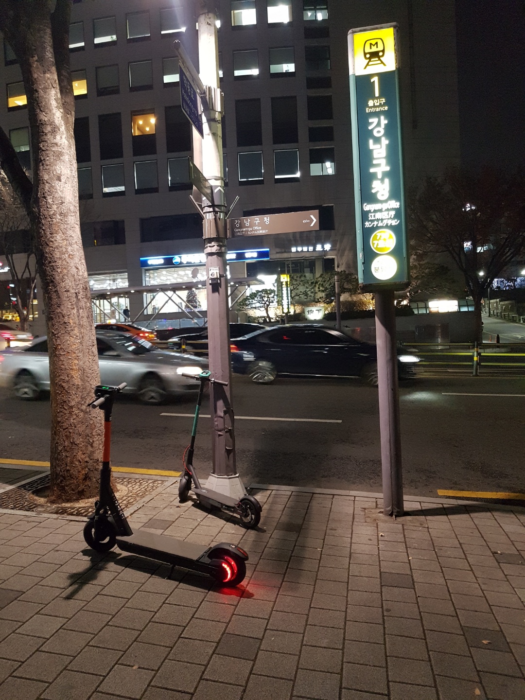 ▲전동킥보드를 타고 이동한 뒤 편리한 곳에서 사용을 종료하면 된다. 이후에는 다른 사람들이 앱을 통해 위치를 확인하고, 찾아와 다시 이용하게 된다.  (조성준 기자 tiatio@)