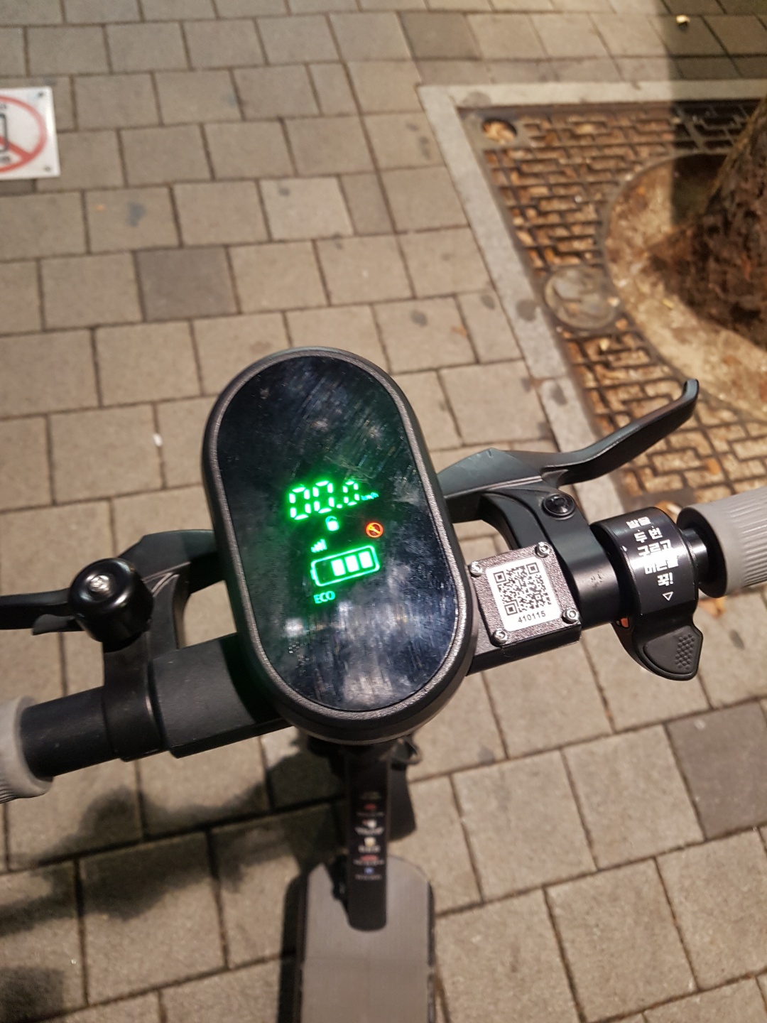 ▲전동킥보드의 계기판 모습. 충전 잔량과 이동거리, 시간 등 다양한 정보를 확인할 수 있다.  (조성준 기자 tiatio@)