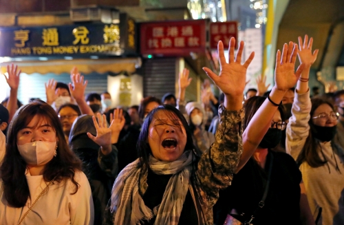 ▲홍콩 이공대 밖에서 11월 25일(현지시간) 시위대가 ‘홍콩에 영광을’ 이라는 노래를 부르며 시위하고 있다. 홍콩/로이터연합뉴스 
