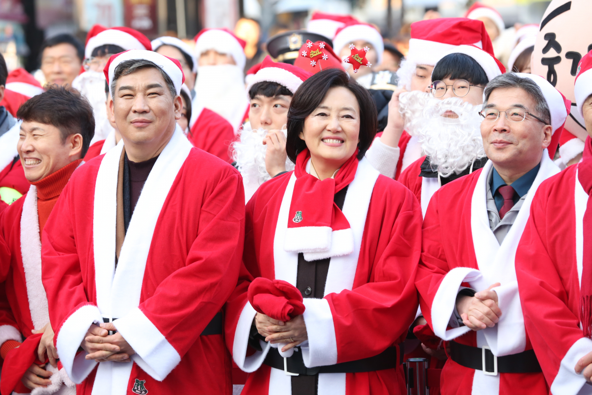 ▲24일 신촌 연세로에서 몰래산타출정식이 개최되었다. (왼쪽부터) 최승재 소상공인연합회장, 박영선 중소벤처기업부 장관, 민갑룡 경찰청장.