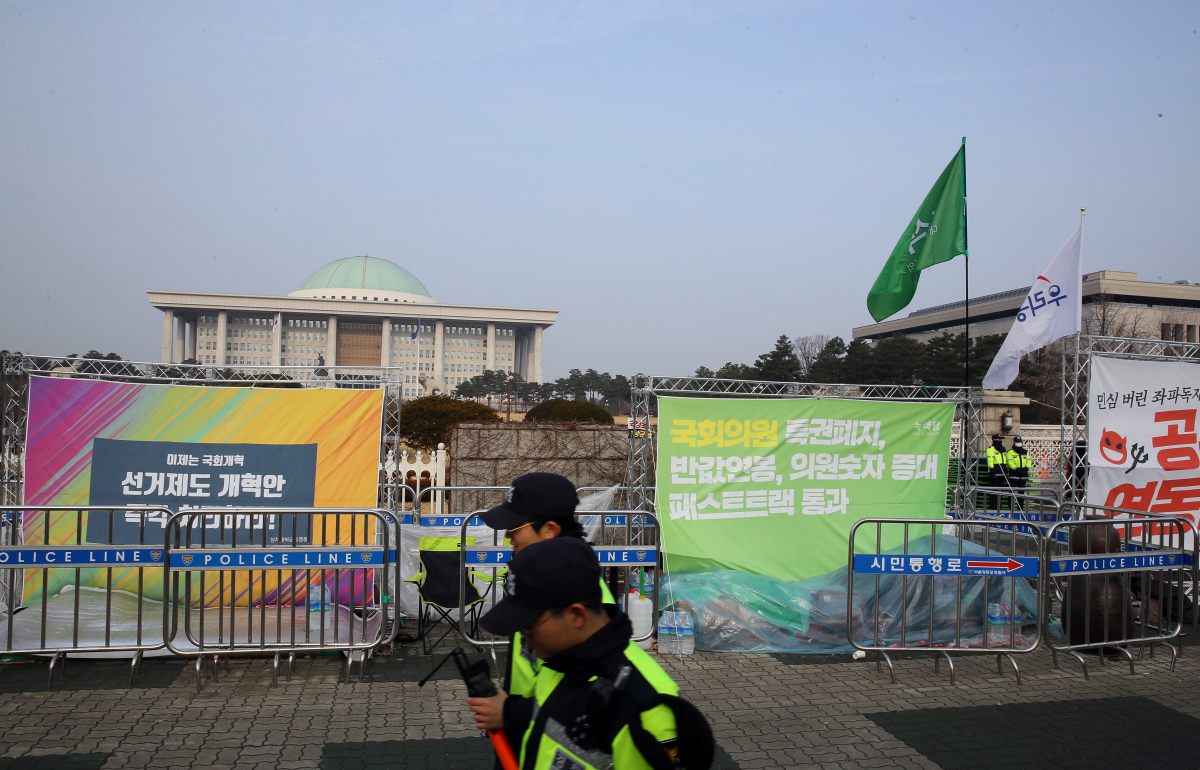 ▲제21대 총선을 앞두고 여야의 선거법 협상이 난항을 겪고 있는 가운데 22일 국회 정문 앞에 '선거제 개정'을 촉구하는 정치개혁공동행동(왼쪽부터)과 녹색당, '연동형 비례제'를 반대하는 우리공화당의 농성캠프가 차려져 있다. (연합뉴스)