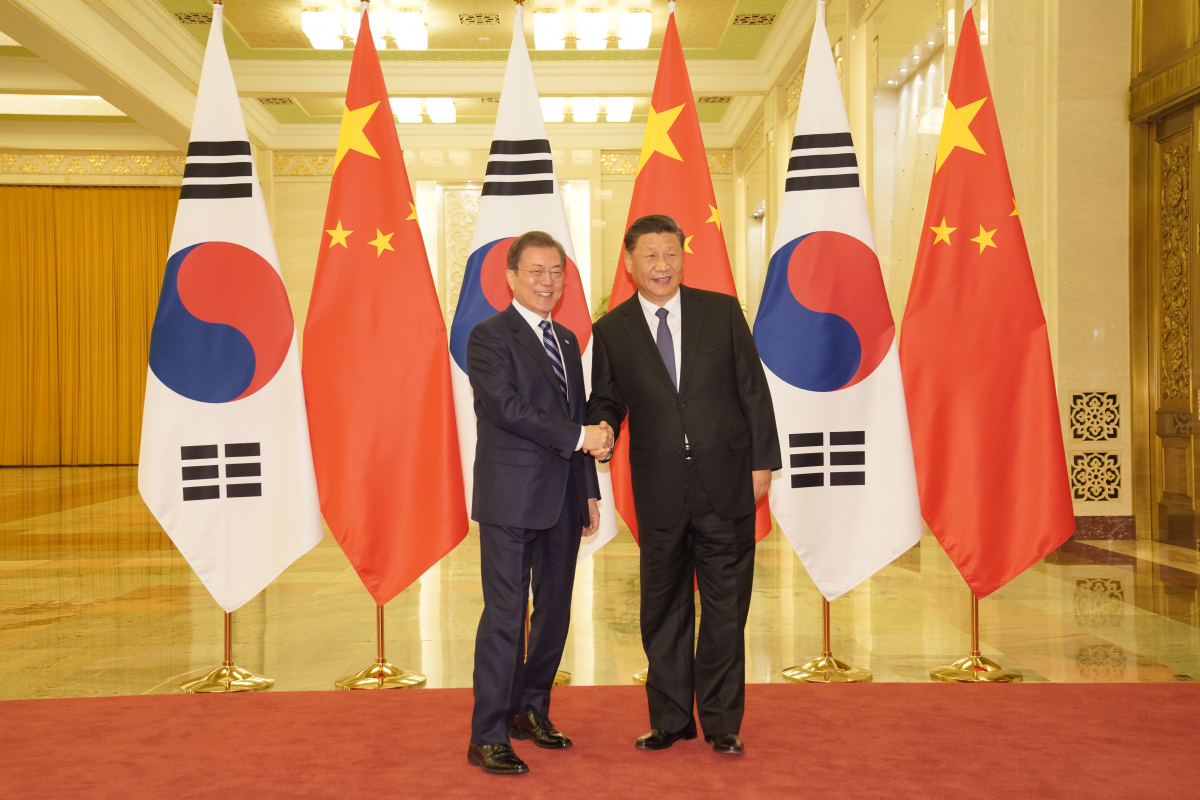 ▲문재인 대통령과 시진핑 중국 국가주석이 23일 베이징 인민대회당에서 정상회담 전 악수하고 있다. (연합뉴스)