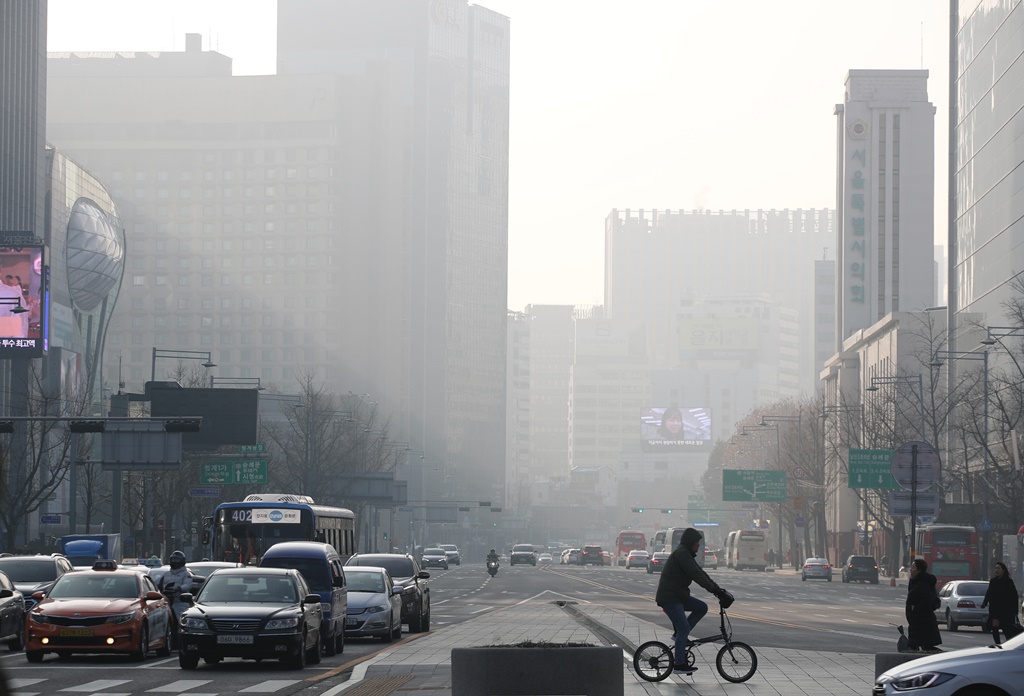 ▲24일 서울 종로구 광화문 광장에서 바라본 도로가 미세먼지로 온통 뿌옇게 보이고 있다.  (연합뉴스)