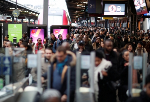 ▲프랑스 파리의 한 지하철역에서 23일(현지시간) 파업으로 열차가 정상적으로 운행되지 않는 가운데 승객들이 혼잡한 플랫폼에서 기다리고 있다. 정부의 연금 개혁에 반발한 파업은 이번 주에 4주차로 접어들었다. 파리/로이터연합뉴스
