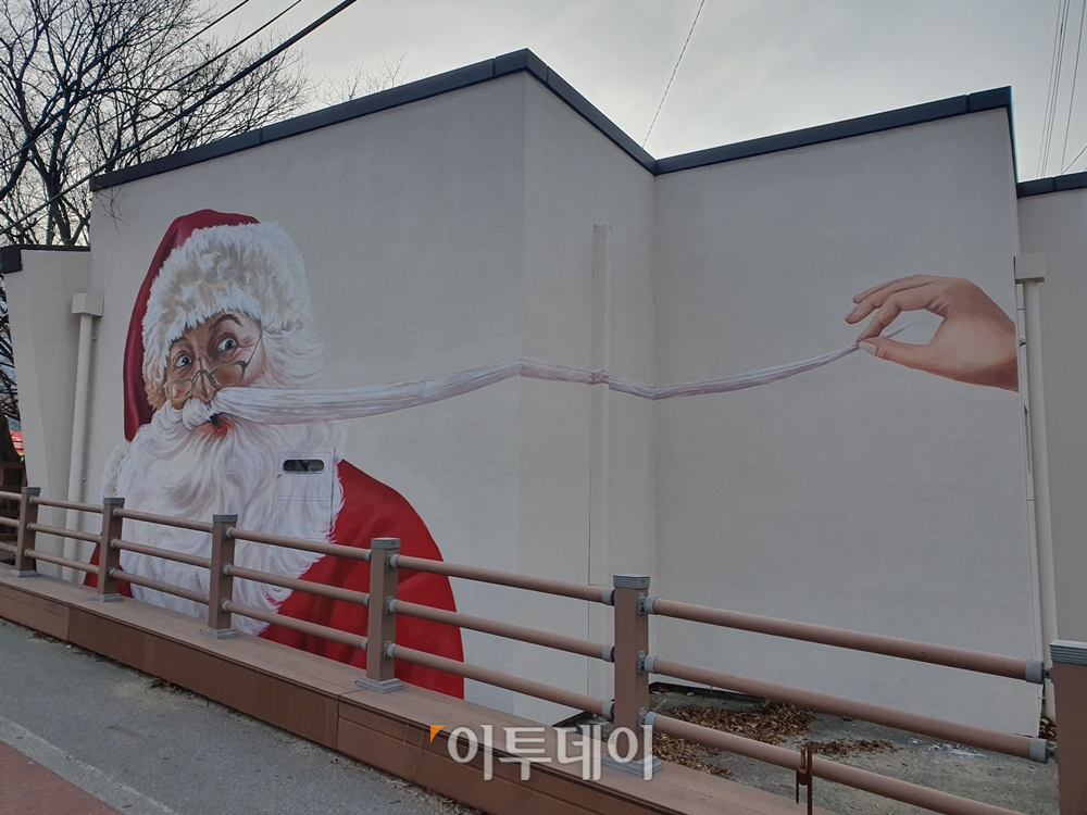 ▲봉화 산타마을에 그려진 벽화. 김소희 기자 ksh@