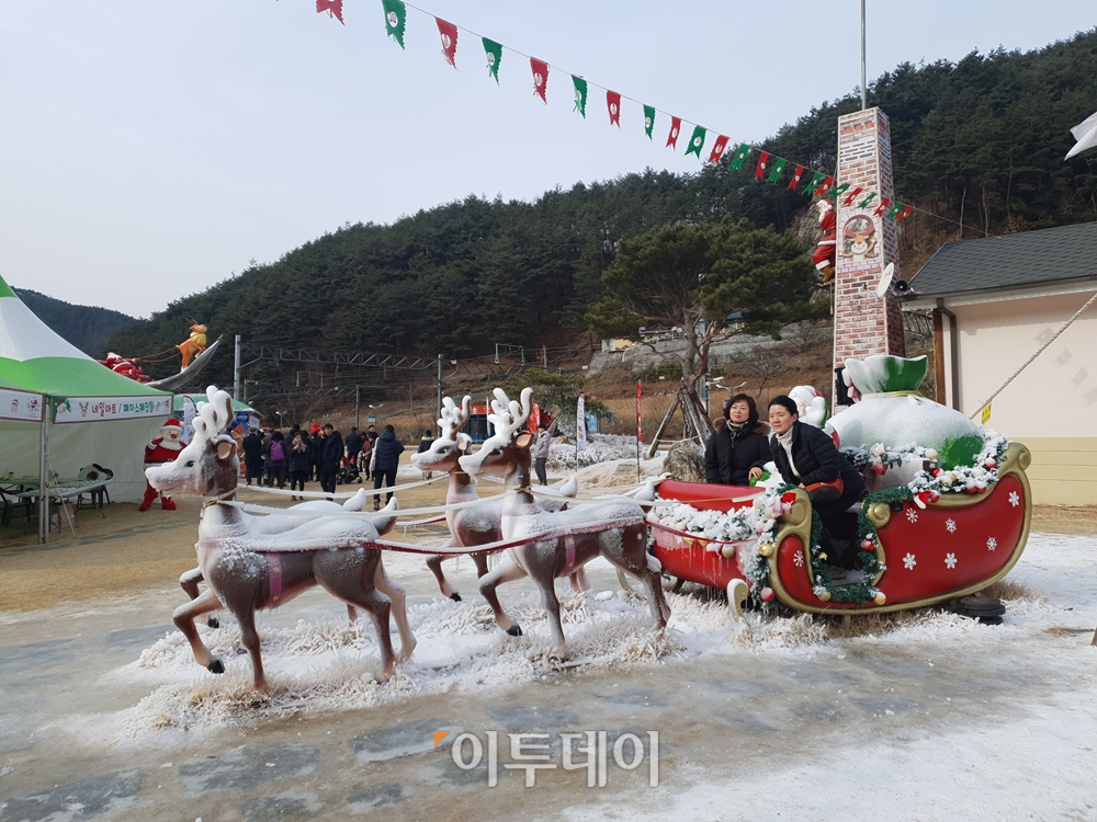 ▲인공눈으로 겨울 분위기를 한껏 낸 산타마을. 김소희 기자 ksh@