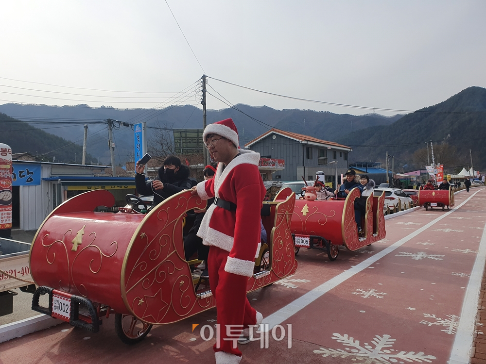 ▲루돌프 대신 썰매를 탄 관광객들. 김소희 기자 ksh@