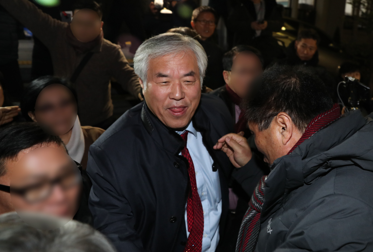 ▲내란선동과 집시법 위반 등 혐의를 받는 전광훈 한국기독교총연합 대표회장 겸 목사가 12일 오후 서울 종로경찰서에서 조사를 받은 후 경찰서를 나서고 있다. (뉴시스)