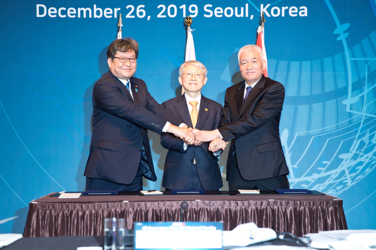 ▲ 26일 오전 서울 중구 플라자호텔에서
'제4차 한중일 과학기술장관회의' 를 개최했다. 최기영 과학기술정보통신부 장관, 왕즈강 중국 과학기술부 부장(오른쪽), 하기우다 고이치 일본 문부과학성 대신(왼쪽)이 기념촬영 하고 있다.