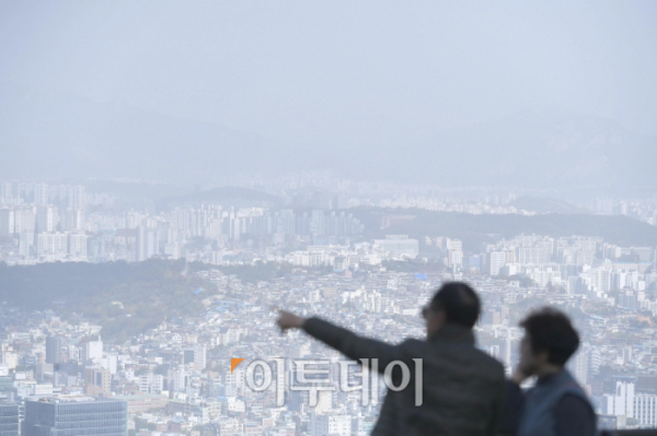 ▲미세먼지에 뒤덮인 서울 도심  (신태현 기자 holjjak@ )