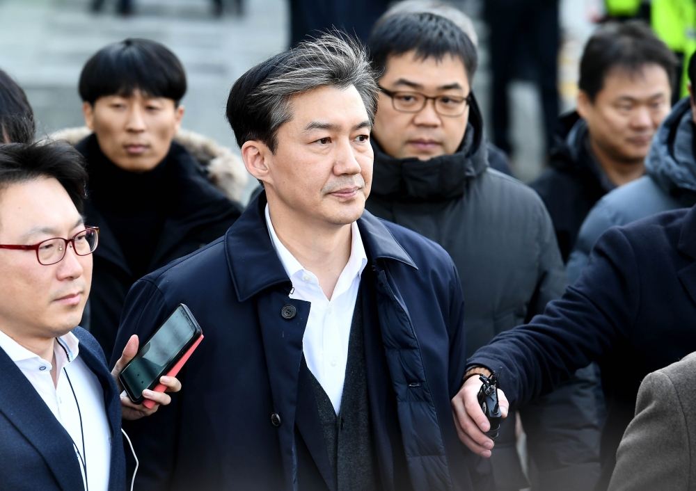 ▲조국 전 법무부 장관이 26일 서울 송파구 서울동부지법에서 구속 전 피의자 심문(영장실질심사)을 마친 뒤 나서고 있다. 조 전 장관은 유재수 전 부산시 경제부시장에 대한 청와대 감찰을 무마했다는 의혹을 받고 있다. (신태현 기자 holjjak@)