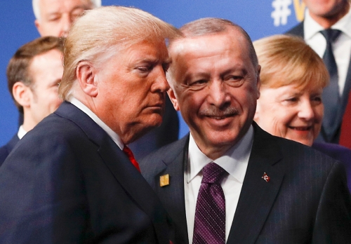 ▲도널드 트럼프(왼쪽) 미국 대통령과 레제프 타이이프 에르도안 터키 대통령이 4일(현지시간) 영국 런던에서 열린 북대서양조약기구(NATO) 정상회의에서 만나고 있다. 런던/AFP연합뉴스 
