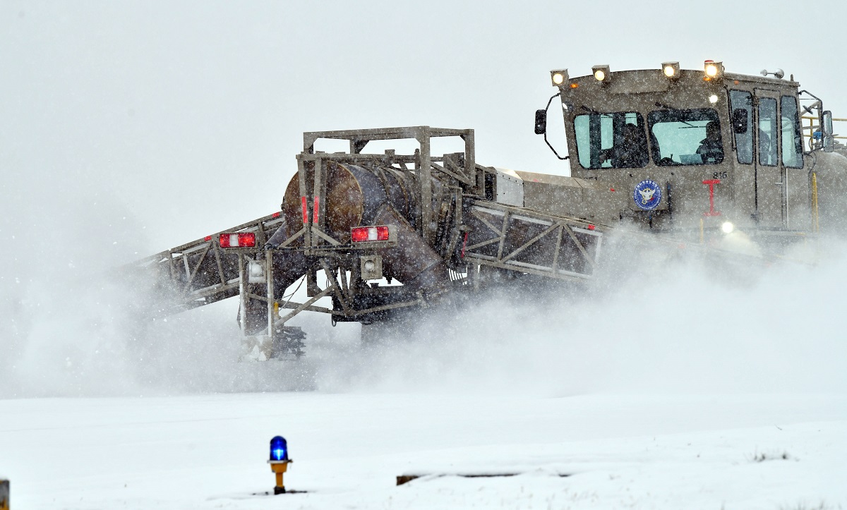 ▲공군 제8전투비행단 제설본부가 26일 눈이 쌓인 활주로에서 특수 제설차 SE-88을 투입해 제설 작업을 하고 있다. (사진제공=공군 8전비)