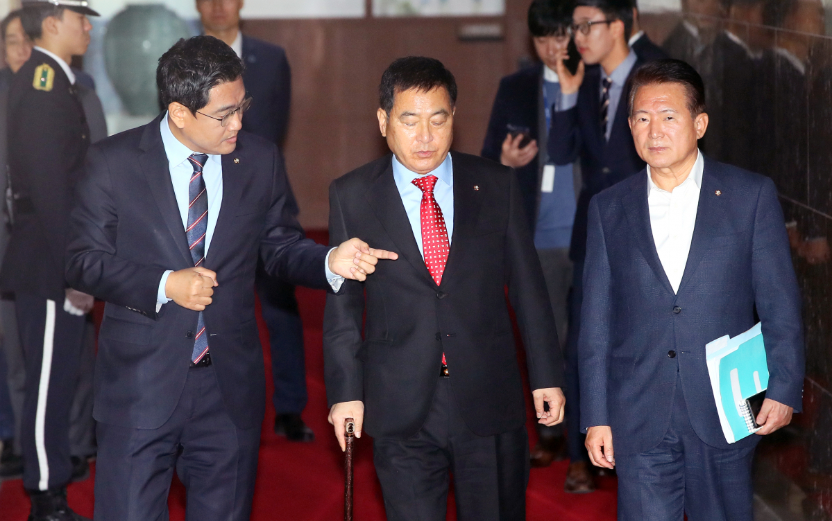 ▲자유한국당 심재철 원내대표(가운데)와 바른미래당 오신환 원내대표가 27일 국회에서 열린 3당 원내대표 회동을 마친 후 이동하고 있다. 오른쪽은 자유한국당 김한표 원내수석부대표. (연합뉴스)