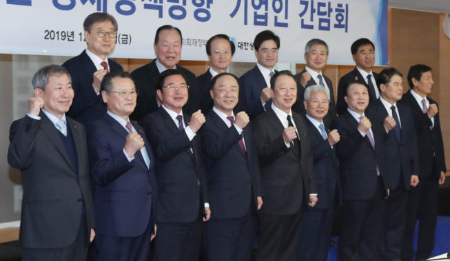 ▲박용만 대한상의 회장(왼쪽 다섯번째)과 홍남기 경제부총리(왼쪽 네번째)가 27일 열린 2020년 경제정책방향 기업인 간담회에서 참석자들과 기념촬영을 하고 있다. (사진제공=대한상의)