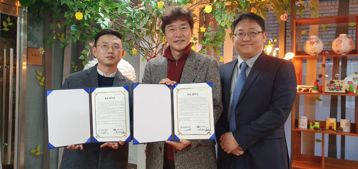 ▲왼쪽부터 셀리비코리아 박경범 대표, 배우 정보석, 셀러비코리아 양성우 부사장.