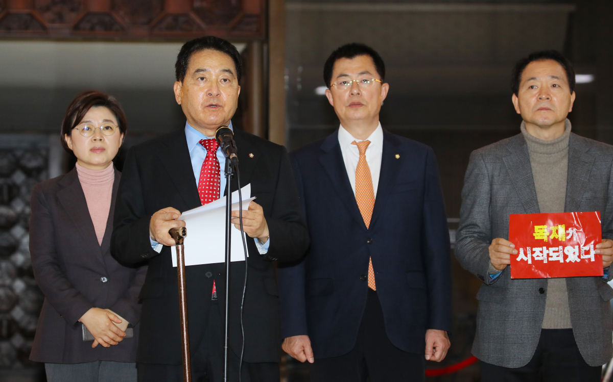 ▲자유한국당 심재철 원내대표가 27일 국회 본회의장 앞 로텐더홀에서 선거법 개정안 처리 관련 입장문을 발표하고 있다. (연합뉴스)