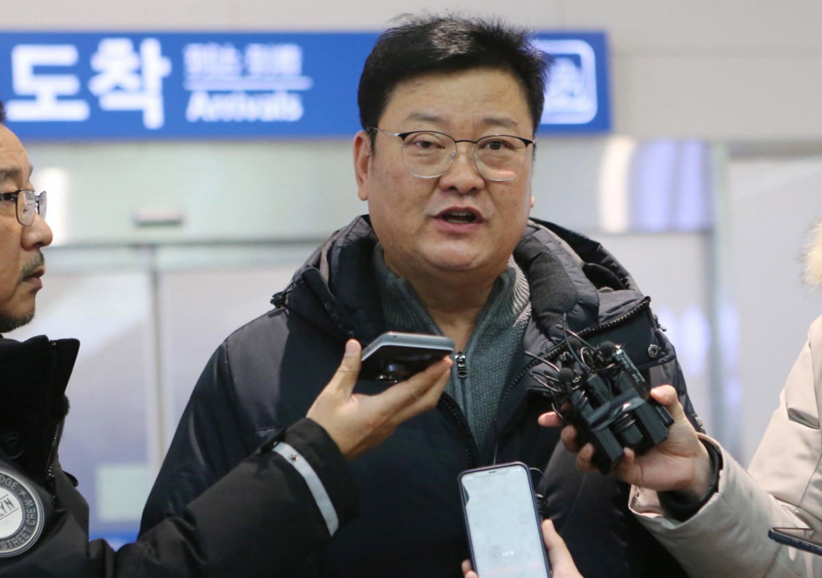 ▲압수수색 당일 돌연 출국해 '도피' 의혹을 받았던 임동호 전 민주당 최고위원이 28일 부산항 여객터미널을 통해 귀국했다. 도피 의혹에 대해 선을 그은 그는 "검찰 수사를 피할 이유가 없다"고 공천 포기에 따른 고위직 제안 의혹을 부정했다.  (연합뉴스)