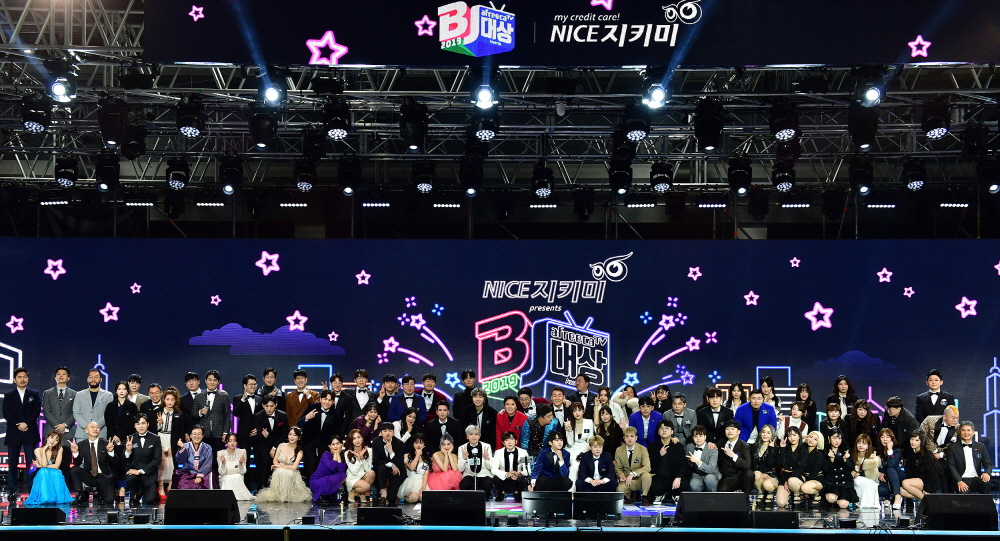 ▲‘NICE지키미와 함께하는 아프리카TV 2019 BJ대상’에 참석한 BJ들이 기념촬영을 하고 있다. (사진제공=아프리카TV)