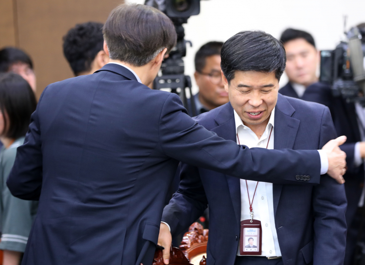 ▲백원우 민주연구원 부원장이 28일 김기현 전 울산시장에 대한 비리 의혹 첩보 보고서를 박형철 전 반부패비서관에게 전달했다는 의혹과 관련해 업무분장에 따른 단순 이첩이며 당시 조국 민정수석에게 보고될 사안조차 아니었다는 입장을 밝혔다. 사진은 백 부원장이 청와대 민정비서관 시절인 지난해 5월 14일 청와대 여민관에서 조국 민정수석과 대화하고 있는 모습. (뉴시스)