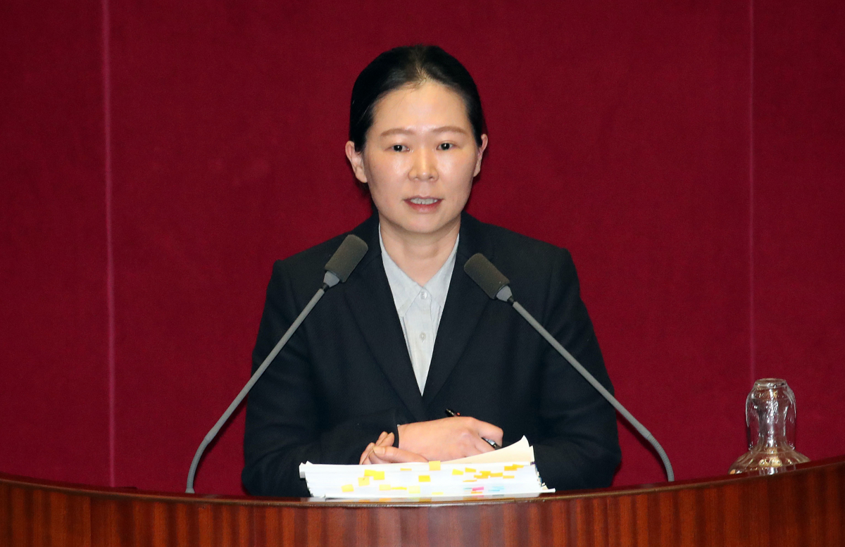 ▲권은희 바른미래당 의원이 28일 새벽 서울 여의도 국회에서 '고위공직자범죄수사처(공수처) 법안'에 대한 필리버스터(무제한 토론)를 하고 있다. (뉴시스)