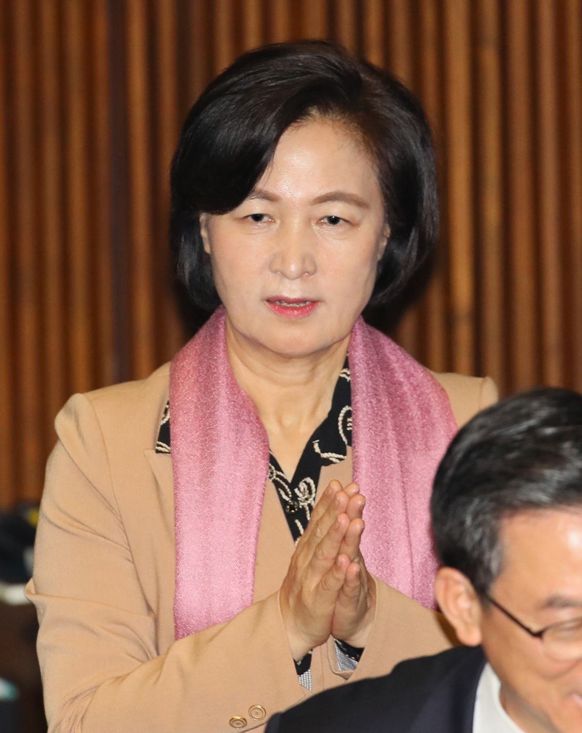 ▲추미애 법무장관 후보자가 지난 10일 국회 본회의장에서 두 손을 모으고 자리로 향하고 있는 모습. (연합뉴스)