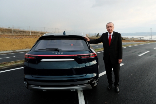 ▲레제프 타이이프 에르도안 터키 대통령이 터키 기술력으로 만든 첫 SUV 형태의 전기차 옆에 서 있다. AFP연합뉴스 
