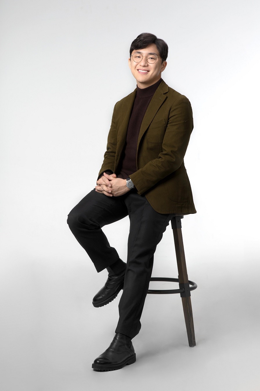 ▲더불어민주당이 14년 전 시각장애인 어머니와의 이야기로 방송에 출연해 화제를 모았던 원종건 씨를 내년 총선 '영입인재 2호'로 29일 발표했다. (사진제공=더불어민주당)