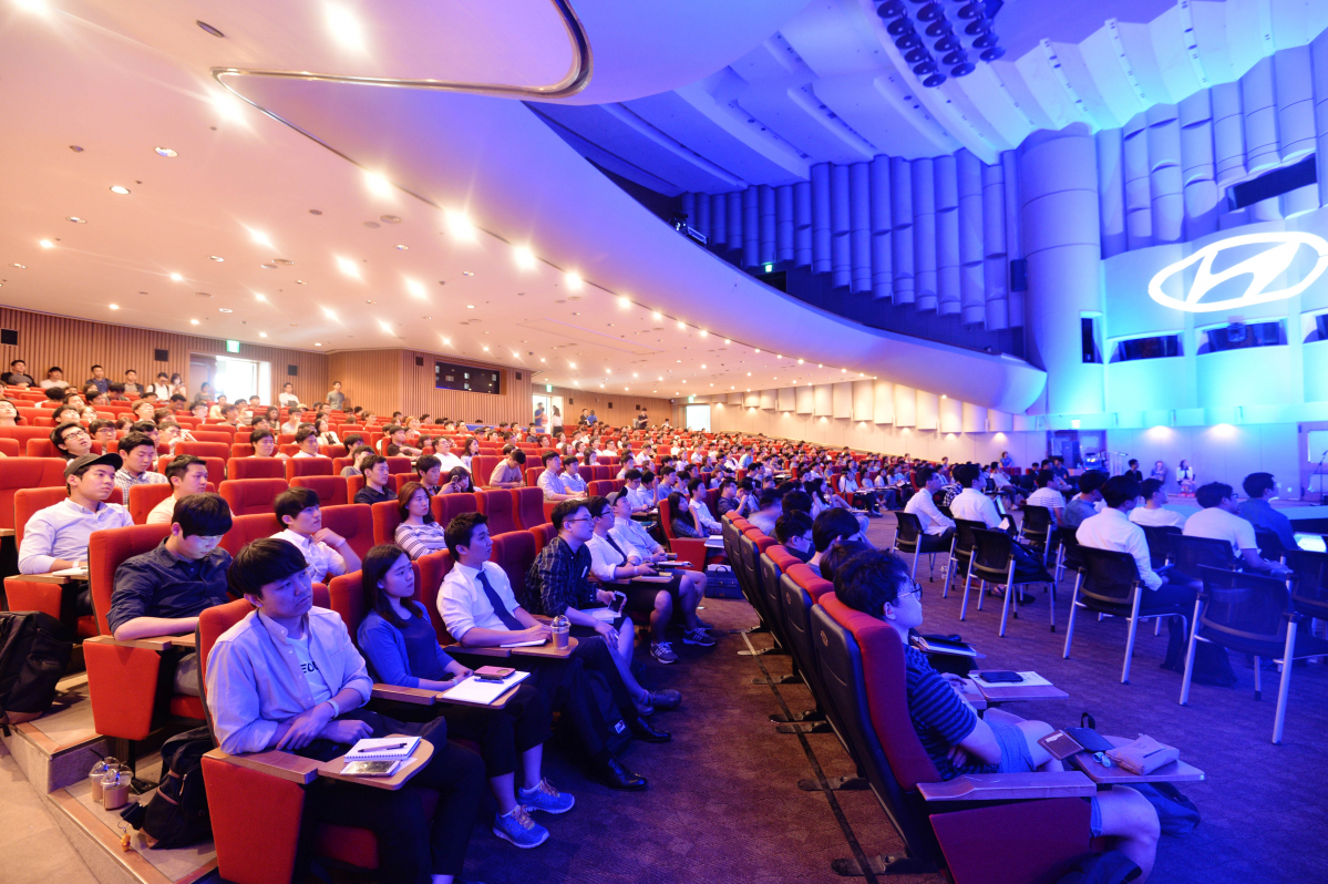 ▲현대차그룹이 상반기와 하반기 대규모 대졸 신입사원 공채 제도를 대신해 연중 수시채용에 나섰다. 이제는 사라진 현대차 채용 설명회 모습. (뉴시스)