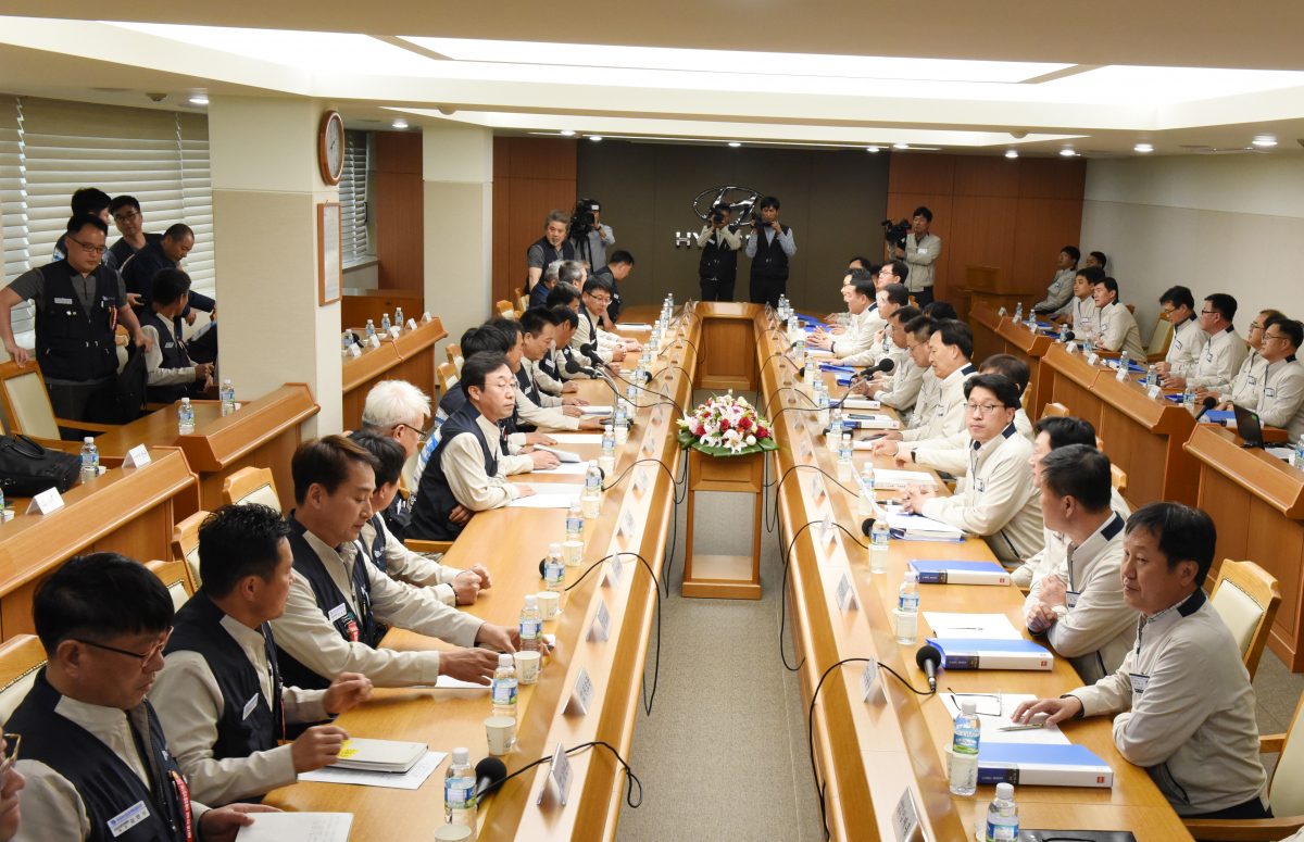 ▲자동차 산업에 위기감이 고조되는 가운데 올해 현대차 노사가 8년 만에 무분규로 임단협을 타결했다. 사진은 노사 양측의 상견례 모습. (뉴시스)