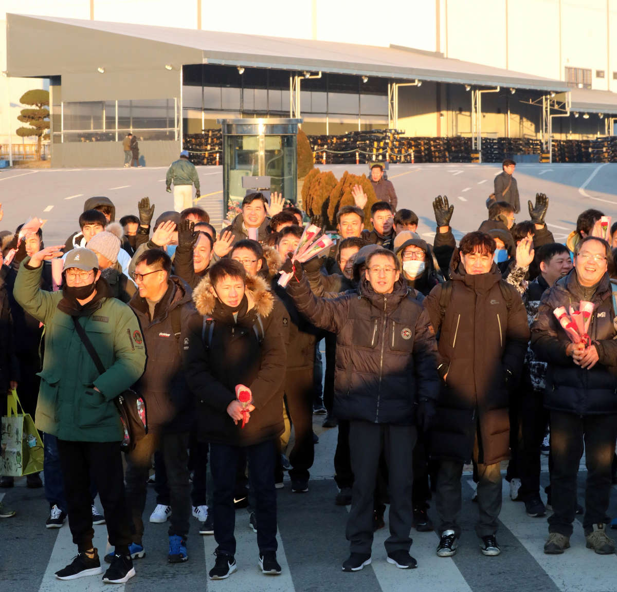 ▲쌍용차 노사가 경영 쇄신을 위해 복지 축소에 이어 임금 삭감에 뜻을 함게했다. 사진은 지난해 12월 해고노동자 71명이 10년 만에 쌍용차 평택공장으로 복직 출근하는 모습. (뉴시스)