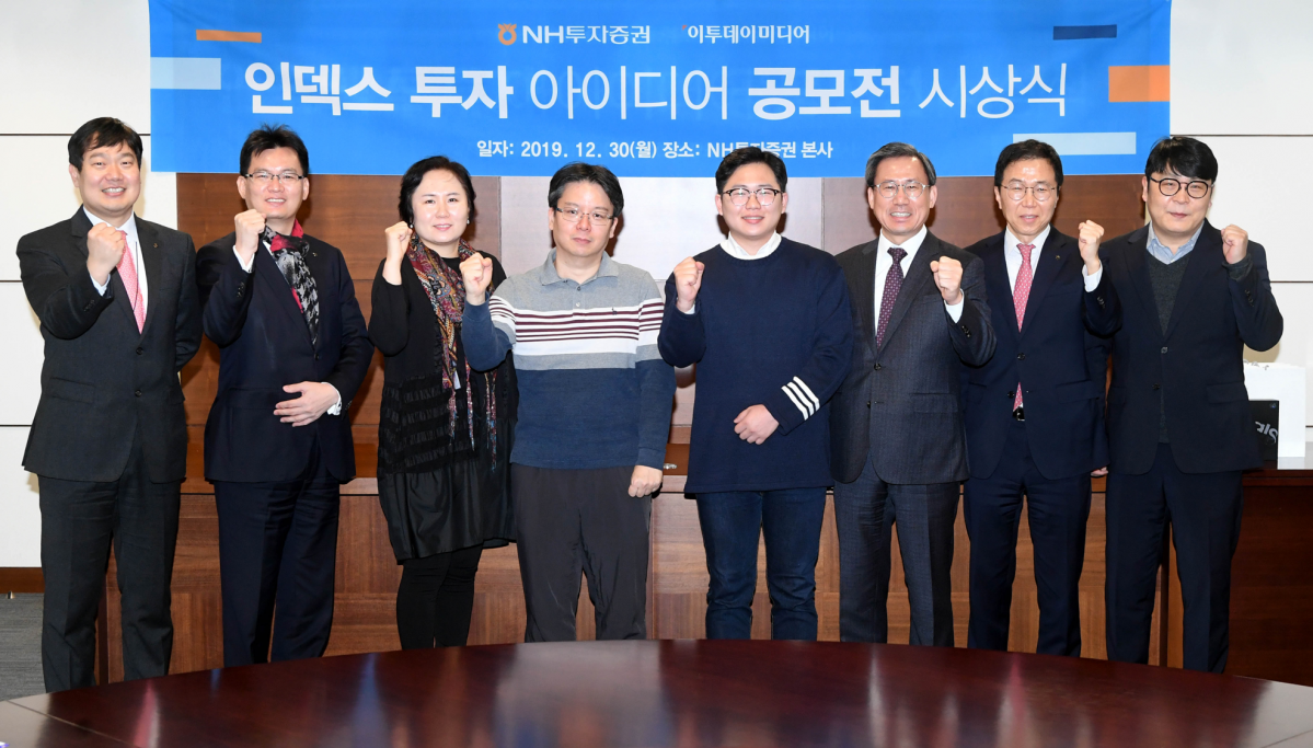 ▲30일 서울 여의도 NH투자증권 본사에서 열린 이투데이-NH투자증권 ‘인덱스 투자 아이디어 공모전’ 시상식에서 최창규(왼쪽부터) NH투자증권 인덱스사업 TFT 팀장, 임계현 NH투자증권 상무, 2위 수상자인 유진희 씨, 2위 수상자인 민동수 씨, 1위 수상자인 허단 씨, 김덕헌 이투데이 편집국장, 이창목 NH투자증권 상무, 이채용 이투데이 자본시장1부장이 기념촬영을 하고 있다.  (신태현 기자 holjjak@)