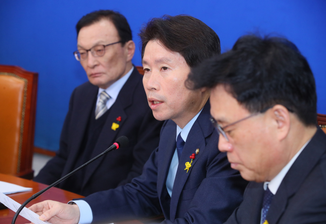 ▲더불어민주당 이인영 원내대표(가운데)가 30일 국회에서 열린 최고위원회의에서 발언하고 있다. (연합뉴스)