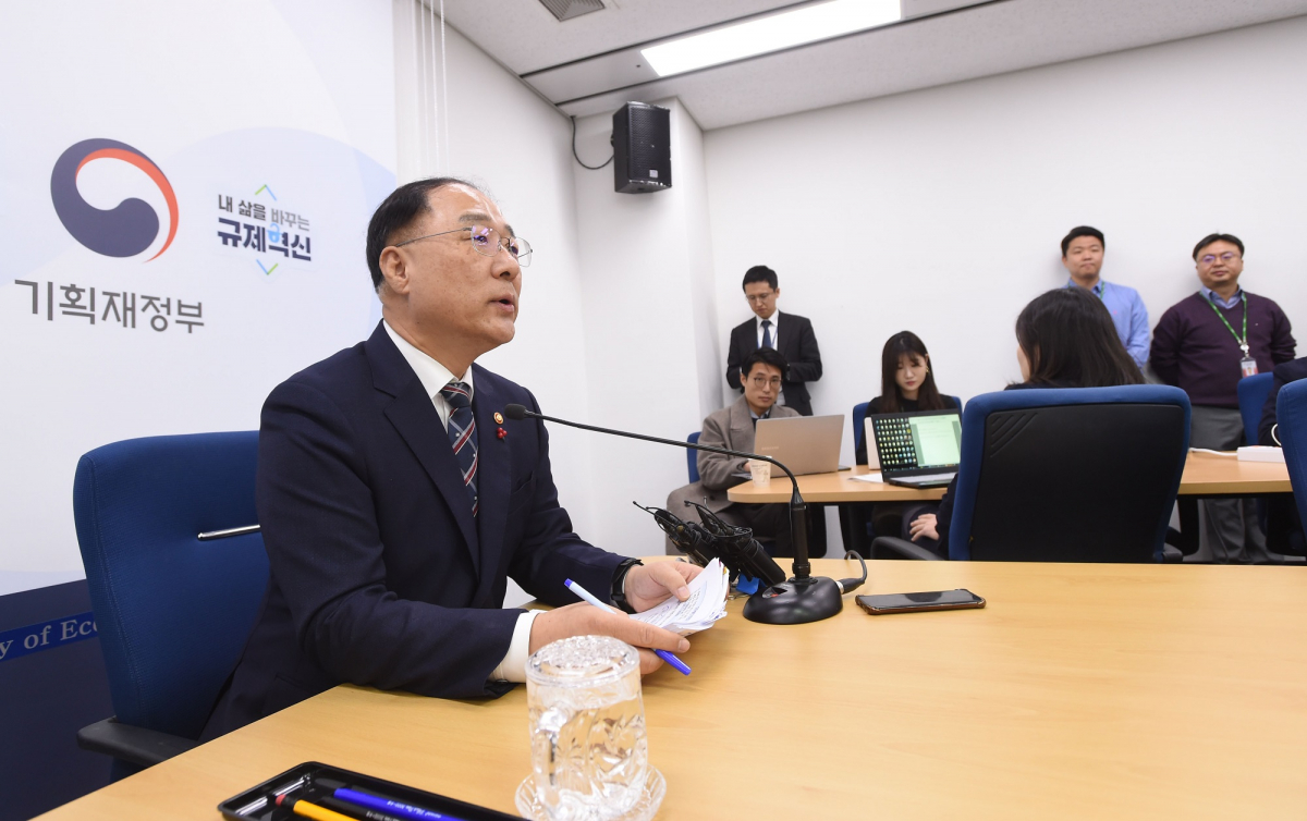 ▲홍남기 경제부총리 겸 기획재정부 장관이 30일 정부세종청사에서 진행된 기자간담회에서 모두발언을 하고 있다. (사진제공=기획재정부)